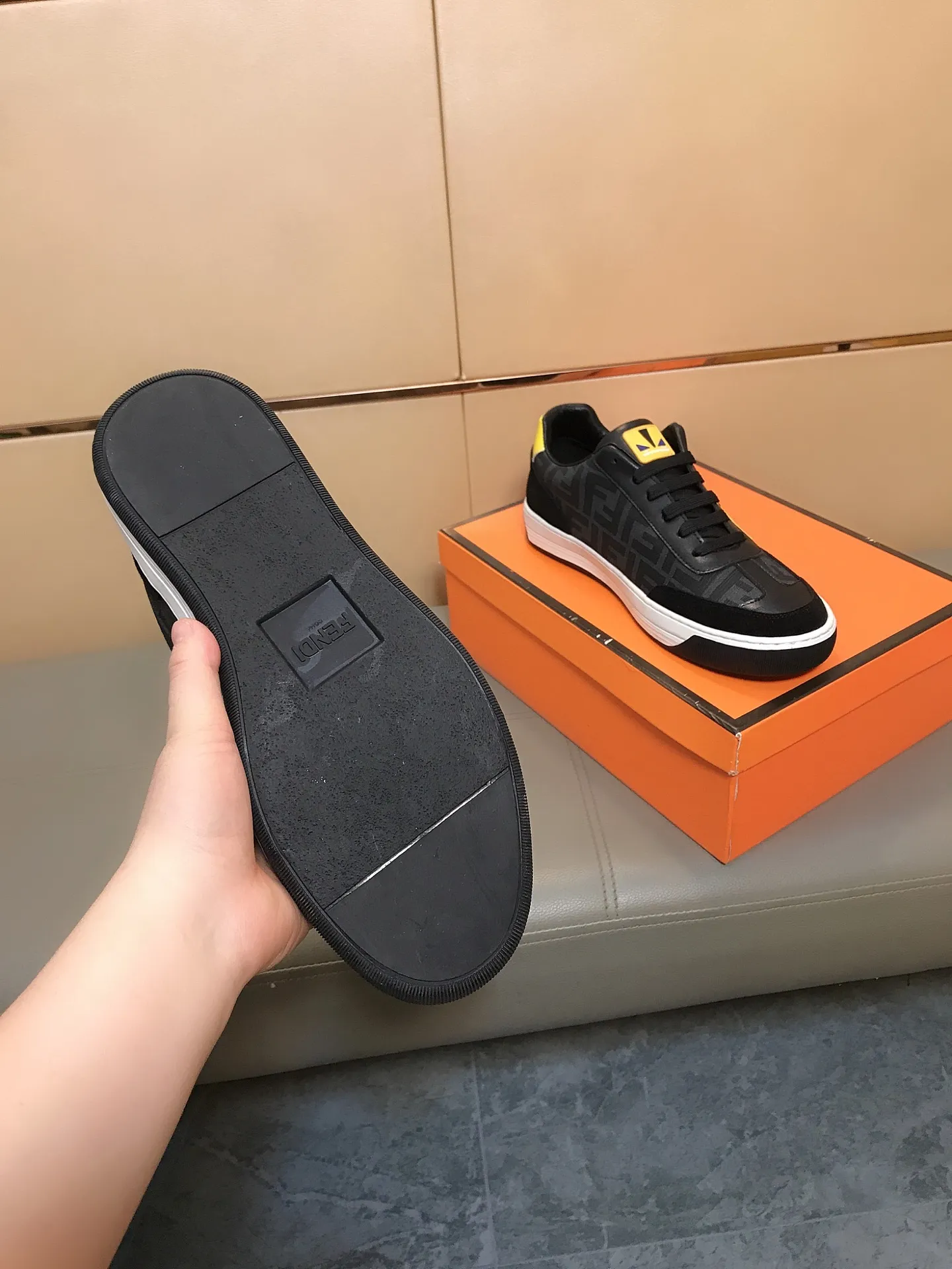 Ex-factory price 400 👟👟💎Fendi [Fendi] men's new high-top casual shoes are on the market 🔥The shoe body is made of brand-specific embossed leather, sheepskin lining, breathable and does not cover the feet! Fashionable casual shoes 🙈Non-slip and wear-resistant outsole👣 Standard size 38-44